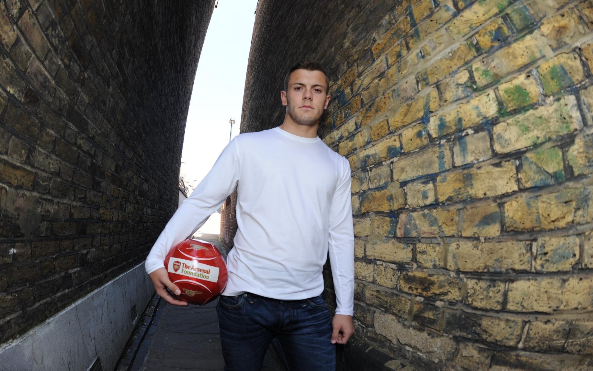 arsenal squadra di calcio gunners jack wilshire centrocampista palla muro sfondo