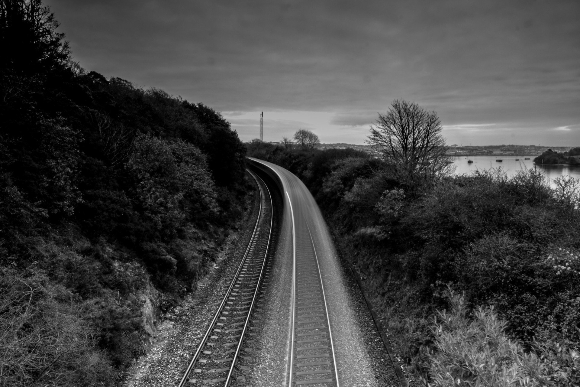 pociąg monochromatyczny kolejowy czarno-biały