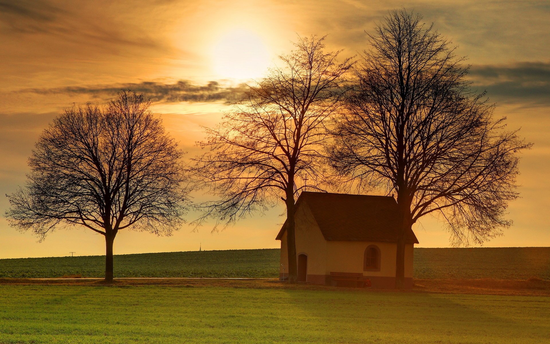 maison arbres champ coucher de soleil