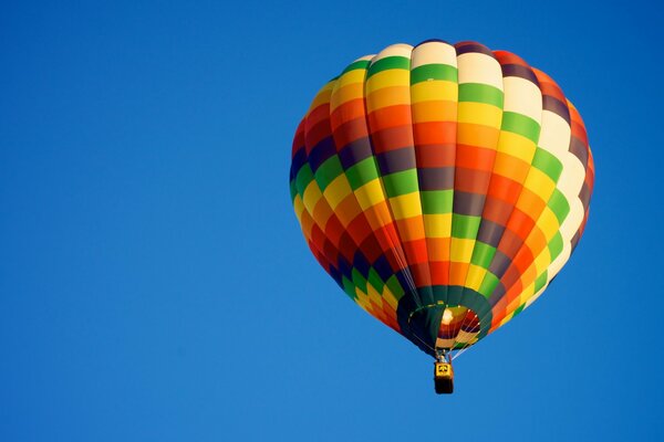 Heller, mehrfarbiger Ballon am blauen Himmel