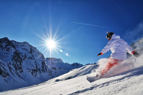 Schneezeit und ein Mann auf einem Snowboard