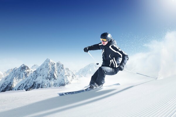 Skieur sur la pente d une montagne enneigée