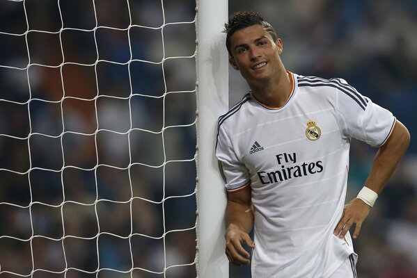 Cristiano Ronaldo lächelt neben dem Tor