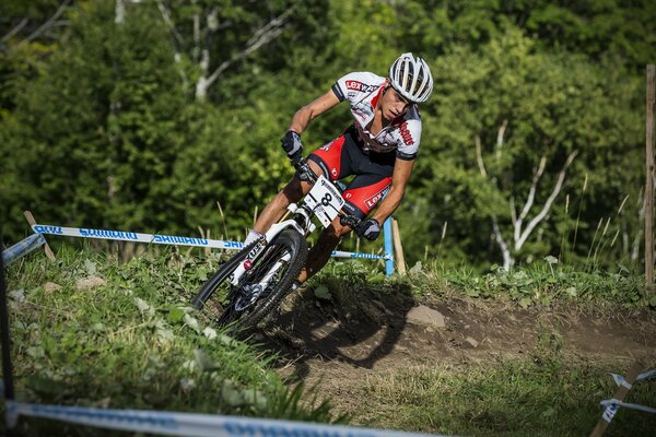 Atleta participa en carreras de Ciclismo