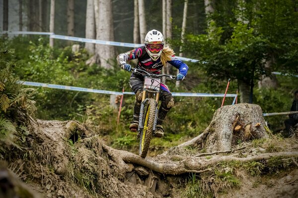 Chica deporte carrera bicicleta