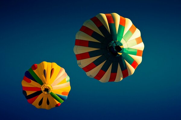 Deux balles volent haut dans le ciel