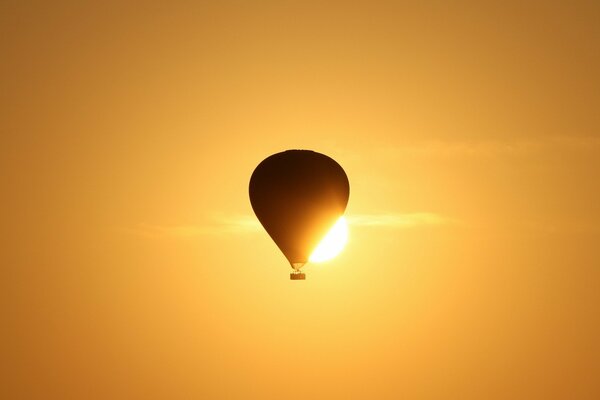 Balon na pomarańczowym niebie