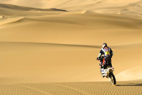 Moto da corsa attraverso il vasto deserto