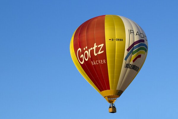 La bola vuela en el cielo azul