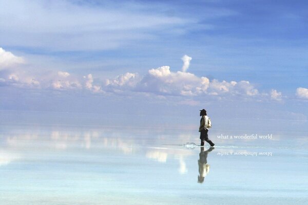 Cielo azul con nubes sobre Bolivia