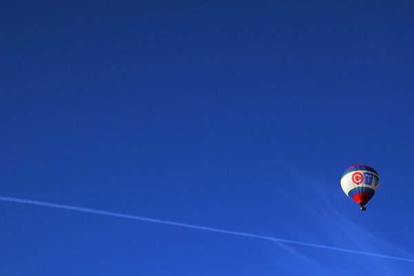 Palloncino che vola attraverso il cielo blu