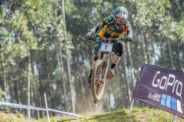 Hombre con casco en una carrera de bicicletas