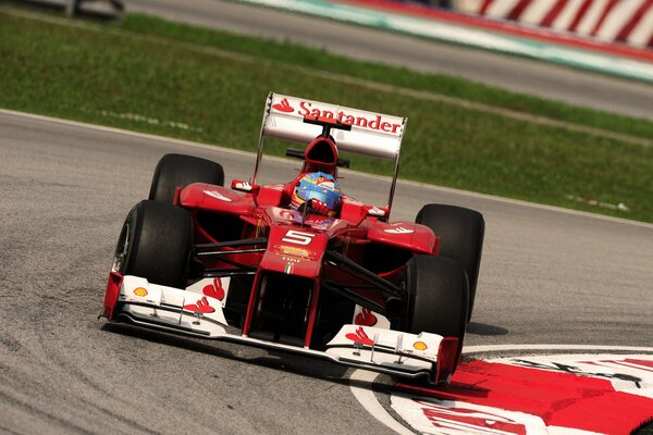 Alonso fährt mit Ferrari auf der Strecke