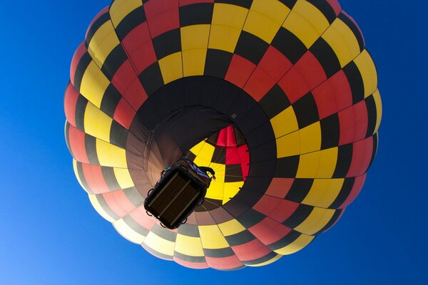 Rojo con un globo amarillo en el cielo