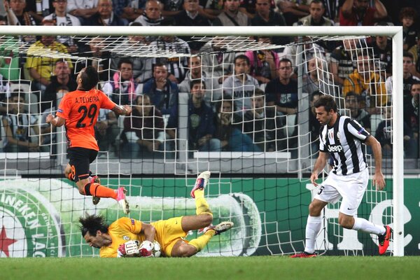 Il portiere prende la palla in una partita di calcio