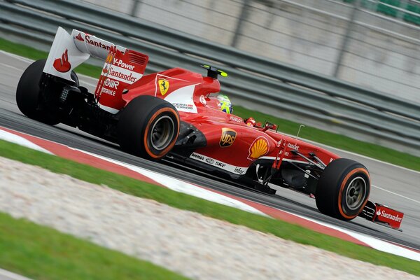 Voiture rouge sur la piste