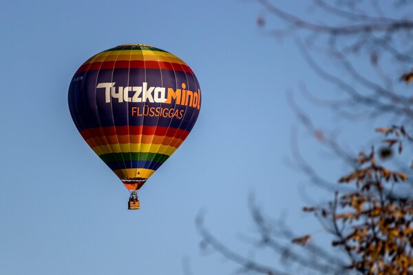 Mehrfarbiger Ballon am Himmel