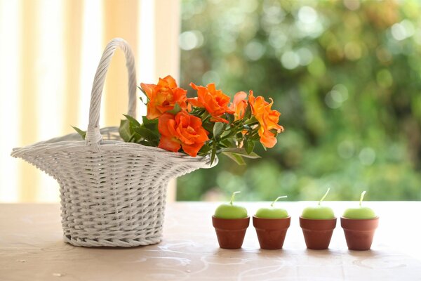 Belles roses dans le panier. Bougies sur la table