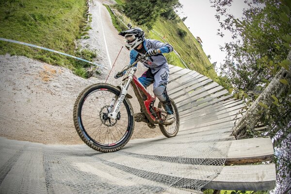 Ciclista con casco, monta en la carretera con un obstáculo