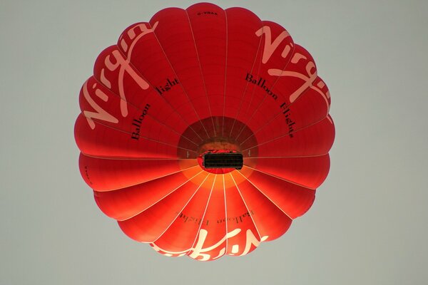 Ein roter Ballon schwebt am Himmel