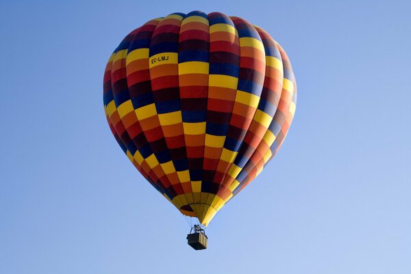 Globo brillante en el cielo