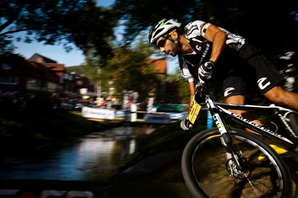 Atleta monta una bicicleta de montaña