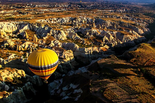 Palloncini sopra la faglia di montagna