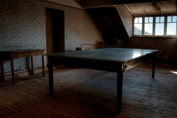 Table de tennis à l intérieur de la maison