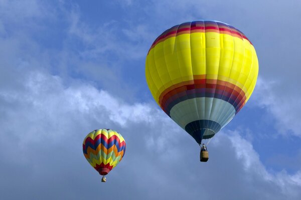 Deux ballons de couleurs variées