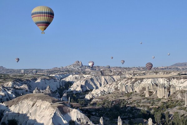 Luftballons, die über Felsen fliegen