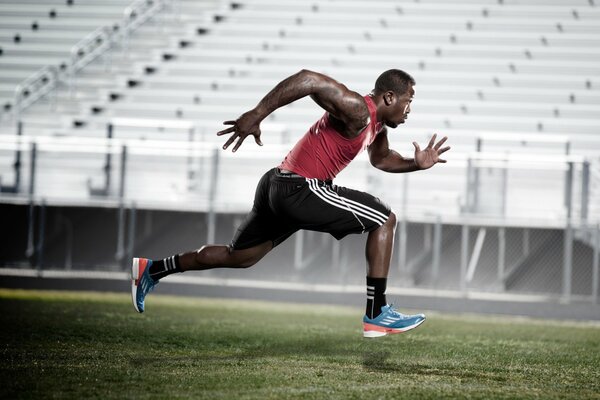 Hombre negro corriendo en Adidas