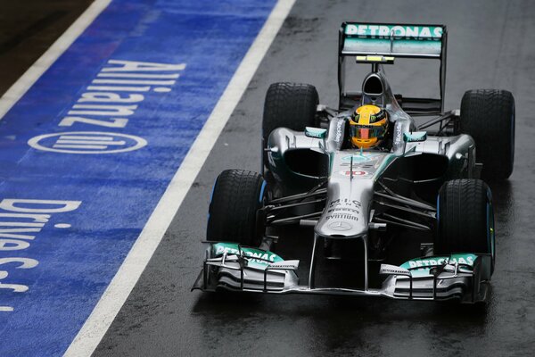 Lewis Hamilton gareggia in Formula 1