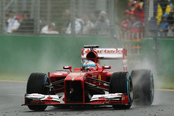 Ferrari-Bolide in der Formel 1 reißt alle ab