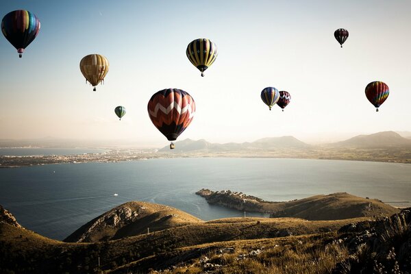 Ballons volant au-dessus de la baie