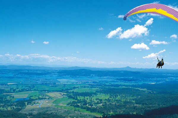 Gleitschirmfliegen mit Blick auf die Natur. Hochfliegender Mensch über der Erde