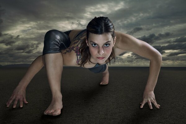 Chica de pie en una postura de yoga