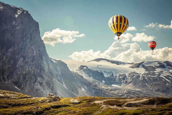 Globos a nivel de nubes y montañas