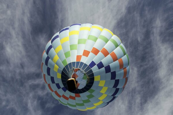 Ballon auf Himmelshintergrund