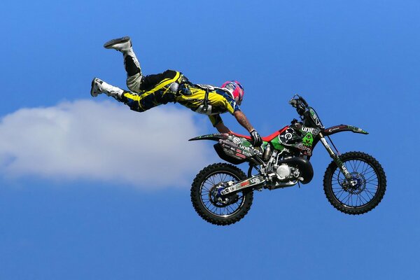 Salto in moto. Moto acrobazia