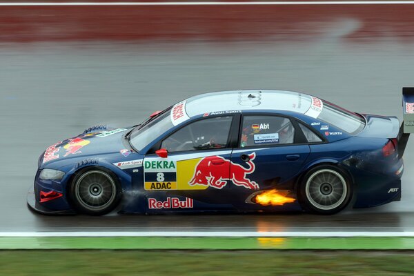 Voiture de course sur piste humide