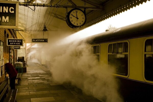 Bahnhof Peron Zug kommt