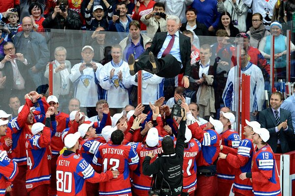 La squadra di hockey si rallegra della vittoria del campionato