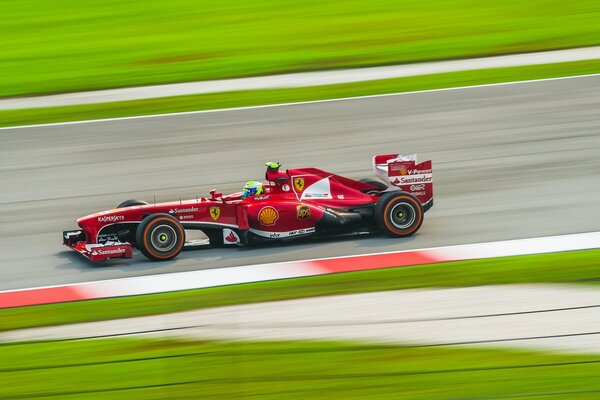 Un auto da corsa corre in pista