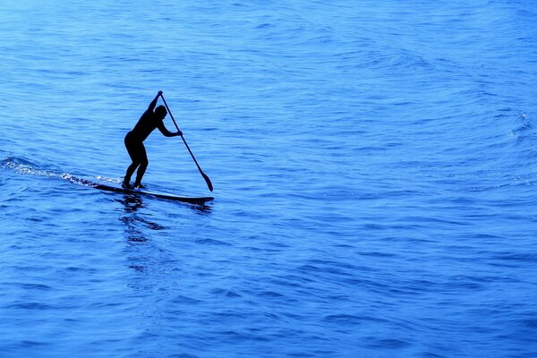 Deportes náuticos en las olas