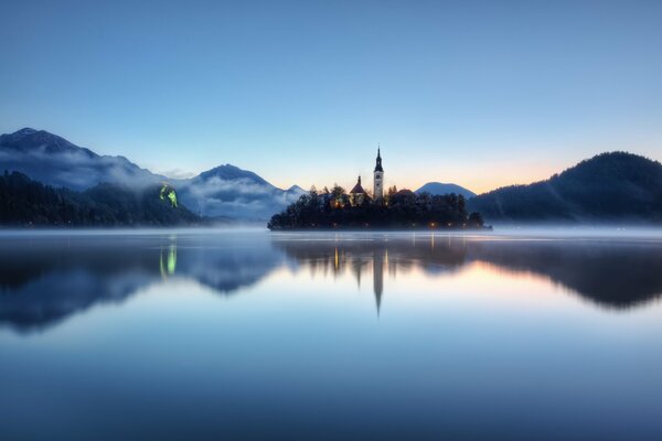 Błękitne jezioro w Słowenii. Mgła
