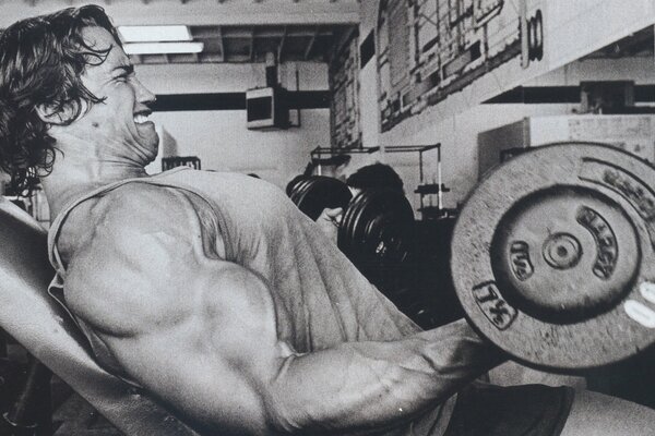 Uomo pompato in palestra