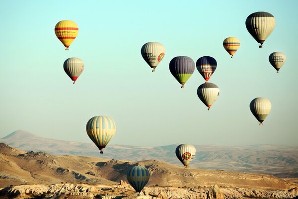 Beaucoup de ballons gonflables dans le ciel