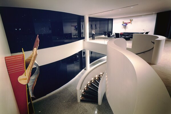 Stilvolles Design der Villa mit Treppe