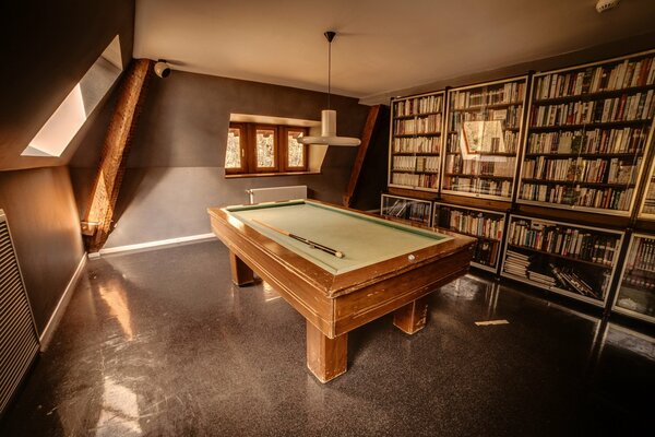 Table de billard dans la bibliothèque de la maison