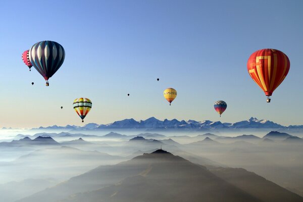 Ballons de sport dans le ciel au-dessus des nuages